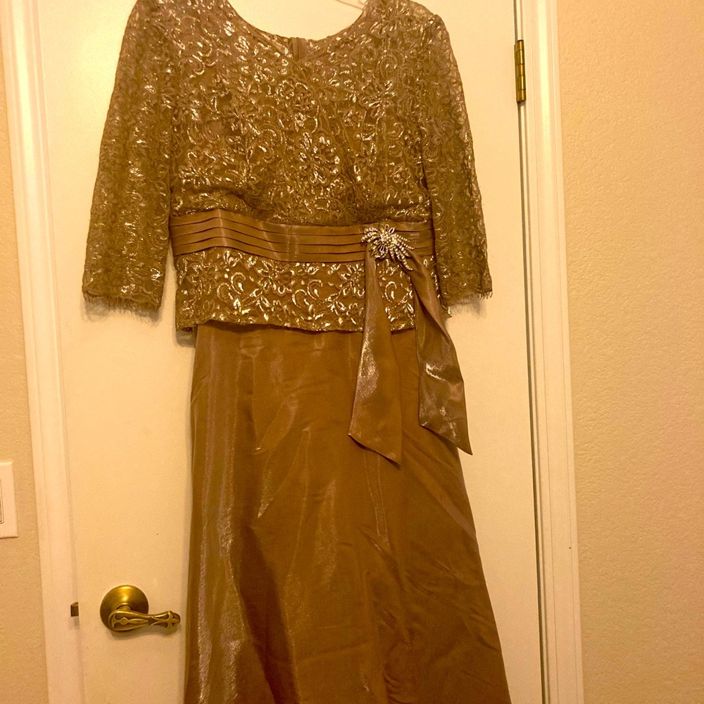 Mother of the Bride in Gold. Lace arms. Worn 1x. In perfect condition